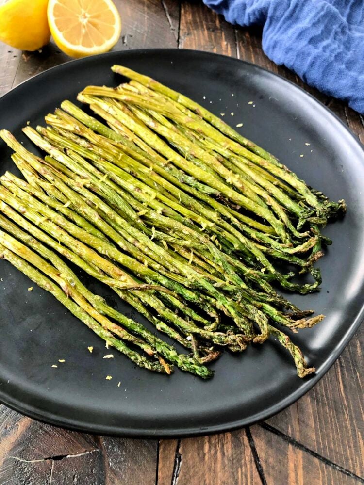 air fryer asparagus on a black plate