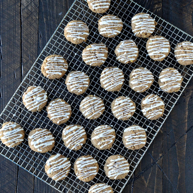 Spiced Apple Skyr Quinoa Cookies with Vanilla Maple Drizzle | The Foodie Physician #siggis #thereciperedux #holidaycookies #skyr
