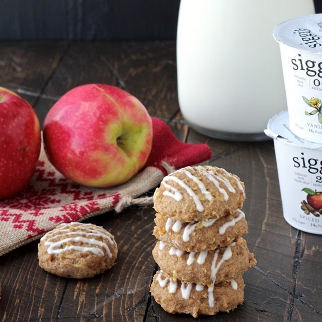 Spiced Apple Quinoa Skyr Cookies with Vanilla Maple Drizzle | The Foodie Physician #thereciperedux #siggis #holidaycookies