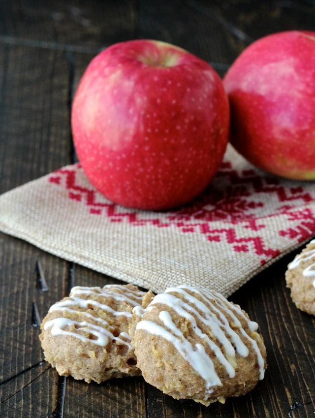 Spiced Apple Skyr Quinoa Cookies with Vanilla Maple Drizzle | The Foodie Physician #siggis #thereciperedux #holidaycookies #skyr
