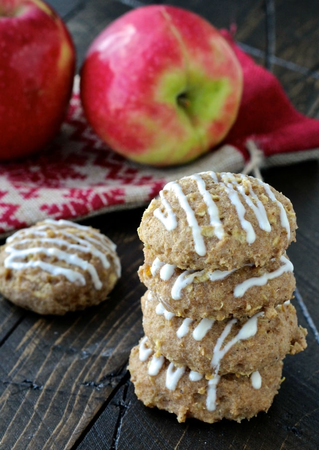 Spiced Apple Skyr Quinoa Cookies with Vanilla Maple Drizzle | The Foodie Physician #siggis #thereciperedux #holidaycookies #skyr