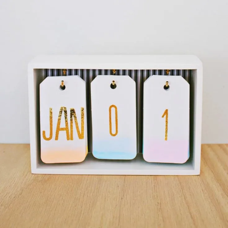 DIY desk decor - ombre desk calendar