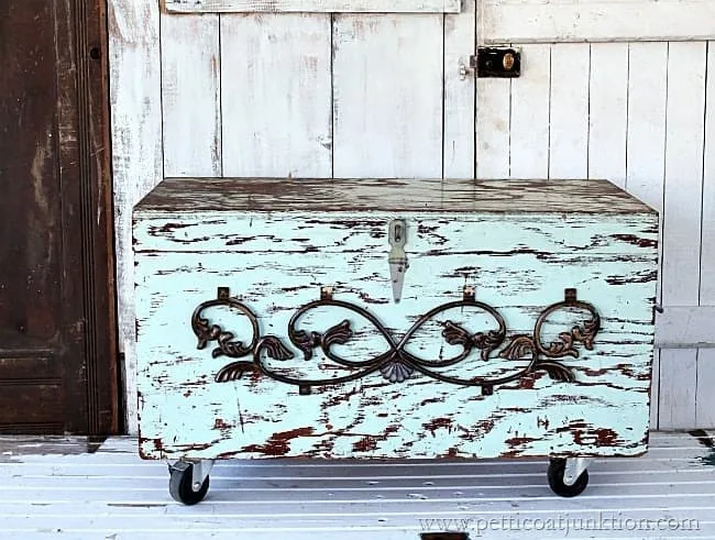 Image for DIY Wood Blanket Chest On Wheels