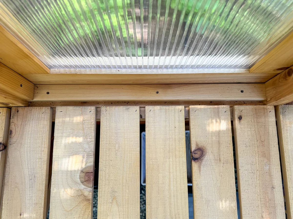 gap between shelf and window frame for screen